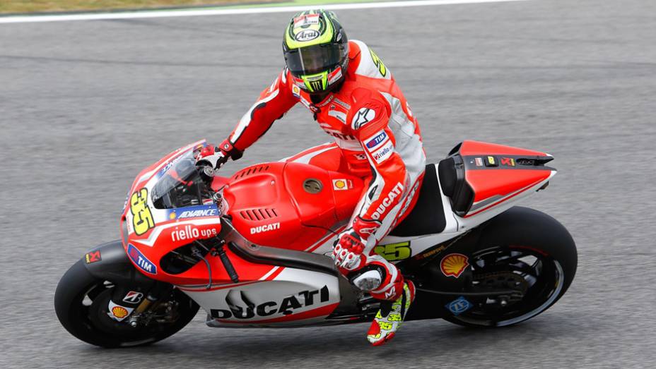 Cal Crutchlow com sua Ducati | <a href="https://preprod.quatrorodas.abril.com.br/moto/noticias/marc-marquez-mantem-regularidade-pole-mugello-784738.shtml" rel="migration">Leia mais</a>