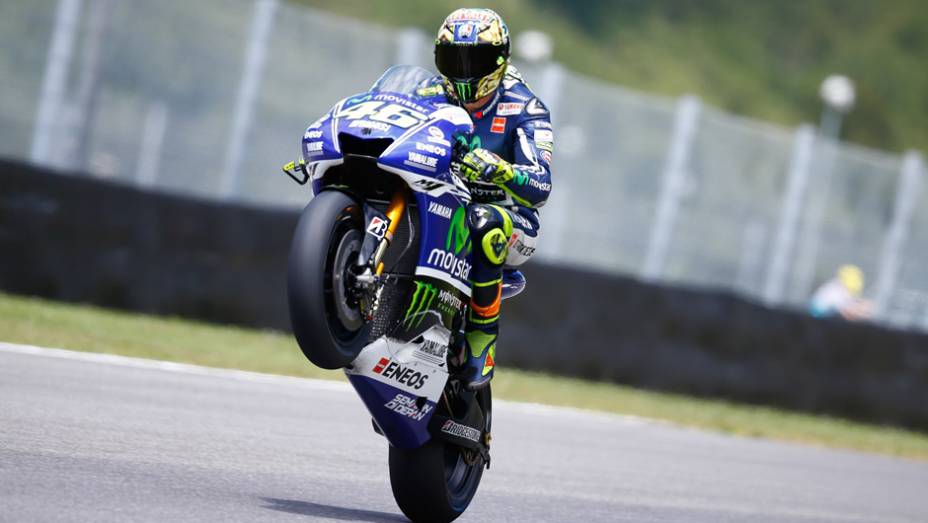 Valentino Rossi empina sua Yamaha durante classificatório | <a href="https://preprod.quatrorodas.abril.com.br/moto/noticias/marc-marquez-mantem-regularidade-pole-mugello-784738.shtml" rel="migration">Leia mais</a> Valentino Rossi empina sua Yamaha durante classificatório | <a href="https://preprod.quatrorodas.abril.com.br/moto/noticias/marc-marquez-mantem-regularidade-pole-mugello-784738.shtml" rel="migration">Leia mais</a>