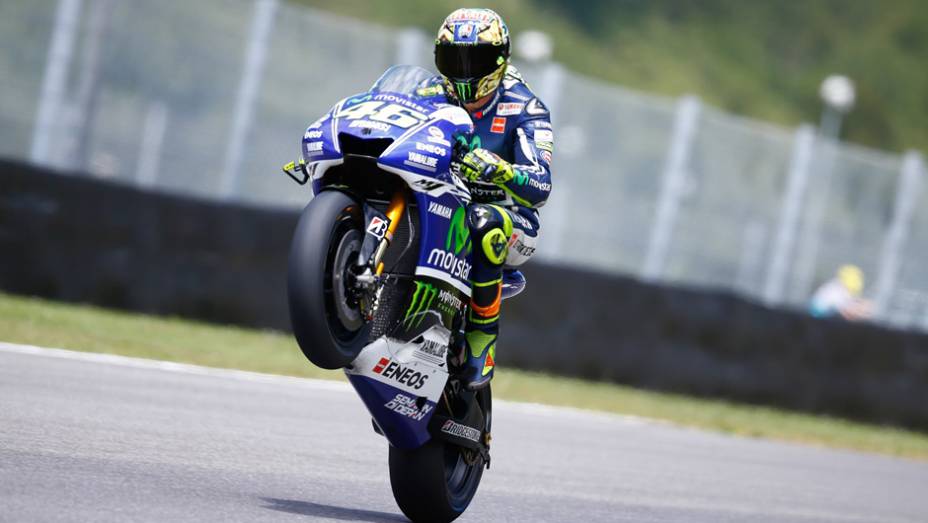 Valentino Rossi empina sua Yamaha durante classificatório | <a href="https://preprod.quatrorodas.abril.com.br/moto/noticias/marc-marquez-mantem-regularidade-pole-mugello-784738.shtml" rel="migration">Leia mais</a>