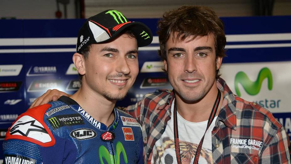 Jorge Lorenzo e Fernando Alonso | <a href="https://preprod.quatrorodas.abril.com.br/moto/noticias/marc-marquez-mantem-regularidade-pole-mugello-784738.shtml" rel="migration">Leia mais</a>