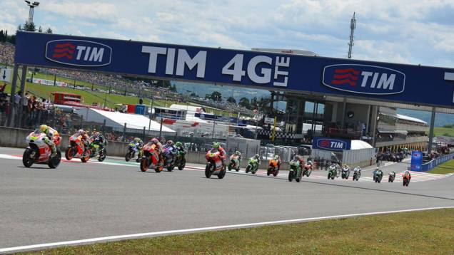 Largada da etapa em Mugello | <a href="https://preprod.quatrorodas.abril.com.br/moto/noticias/marquez-bate-lorenzo-briga-acirrada-garante-sexta-vitoria-784758.shtml" rel="migration">Leia mais</a> Largada da etapa em Mugello | <a href="https://preprod.quatrorodas.abril.com.br/moto/noticias/marquez-bate-lorenzo-briga-acirrada-garante-sexta-vitoria-784758.shtml" rel="migration">Leia mais</a>