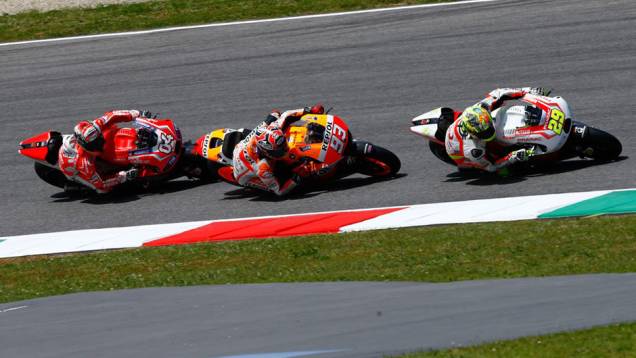 Corrida inteira acirrada da MotoGP na Itália | <a href="https://preprod.quatrorodas.abril.com.br/moto/noticias/marquez-bate-lorenzo-briga-acirrada-garante-sexta-vitoria-784758.shtml" rel="migration">Leia mais</a> Corrida inteira acirrada da MotoGP na Itália | <a href="https://preprod.quatrorodas.abril.com.br/moto/noticias/marquez-bate-lorenzo-briga-acirrada-garante-sexta-vitoria-784758.shtml" rel="migration">Leia mais</a>
