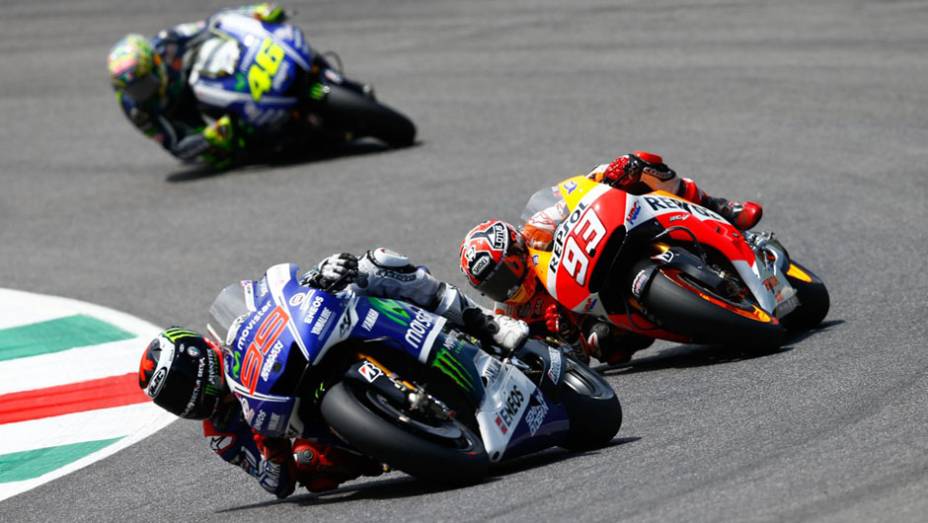 Lorenzo, Márquez e Valentino | <a href="https://preprod.quatrorodas.abril.com.br/moto/noticias/marquez-bate-lorenzo-briga-acirrada-garante-sexta-vitoria-784758.shtml" rel="migration">Leia mais</a>