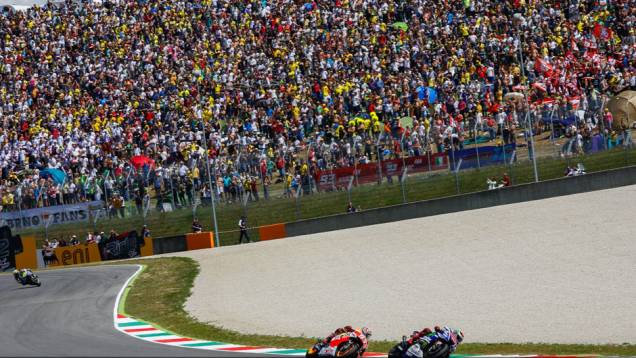 Torcida lotou a pista italiana e acompanhou grande disputa pela vitória | <a href="https://preprod.quatrorodas.abril.com.br/moto/noticias/marquez-bate-lorenzo-briga-acirrada-garante-sexta-vitoria-784758.shtml" rel="migration">Leia mais</a> Torcida lotou a pista italiana e acompanhou grande disputa pela vitória | <a href="https://preprod.quatrorodas.abril.com.br/moto/noticias/marquez-bate-lorenzo-briga-acirrada-garante-sexta-vitoria-784758.shtml" rel="migration">Leia mais</a>