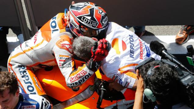 Marc Márquez comemora vitória com equipe Honda | <a href="https://preprod.quatrorodas.abril.com.br/moto/noticias/marquez-bate-lorenzo-briga-acirrada-garante-sexta-vitoria-784758.shtml" rel="migration">Leia mais</a> Marc Márquez comemora vitória com equipe Honda | <a href="https://preprod.quatrorodas.abril.com.br/moto/noticias/marquez-bate-lorenzo-briga-acirrada-garante-sexta-vitoria-784758.shtml" rel="migration">Leia mais</a>