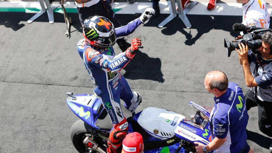 Lorenzo festeja segundo lugar com sua Yamaha | <a href="https://preprod.quatrorodas.abril.com.br/moto/noticias/marquez-bate-lorenzo-briga-acirrada-garante-sexta-vitoria-784758.shtml" rel="migration">Leia mais</a>