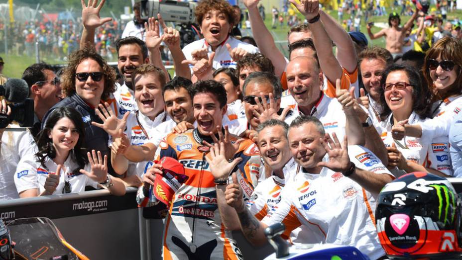 Marc Márquez e equipe Honda | <a href="https://preprod.quatrorodas.abril.com.br/moto/noticias/marquez-bate-lorenzo-briga-acirrada-garante-sexta-vitoria-784758.shtml" rel="migration">Leia mais</a>