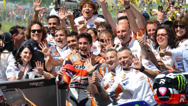 Marc Márquez e equipe Honda | <a href="https://preprod.quatrorodas.abril.com.br/moto/noticias/marquez-bate-lorenzo-briga-acirrada-garante-sexta-vitoria-784758.shtml" rel="migration">Leia mais</a> Marc Márquez e equipe Honda | <a href="https://preprod.quatrorodas.abril.com.br/moto/noticias/marquez-bate-lorenzo-briga-acirrada-garante-sexta-vitoria-784758.shtml" rel="migration">Leia mais</a>