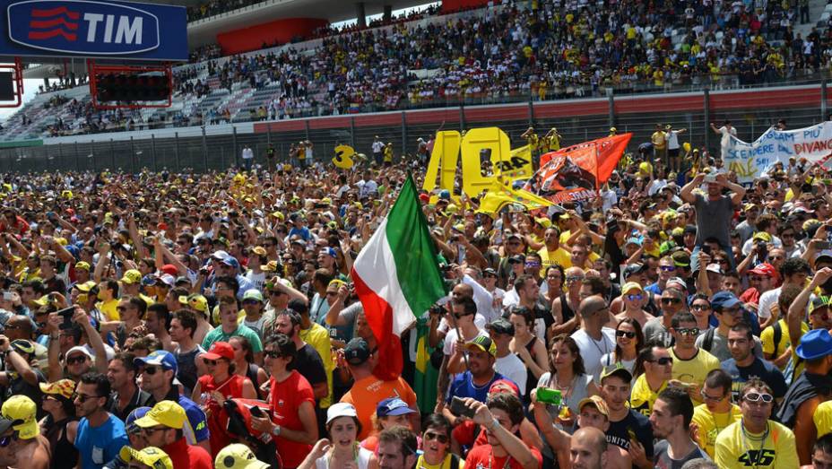 Torcida italiana invade pista após a dipsuta | <a href="https://preprod.quatrorodas.abril.com.br/moto/noticias/marquez-bate-lorenzo-briga-acirrada-garante-sexta-vitoria-784758.shtml" rel="migration">Leia mais</a>