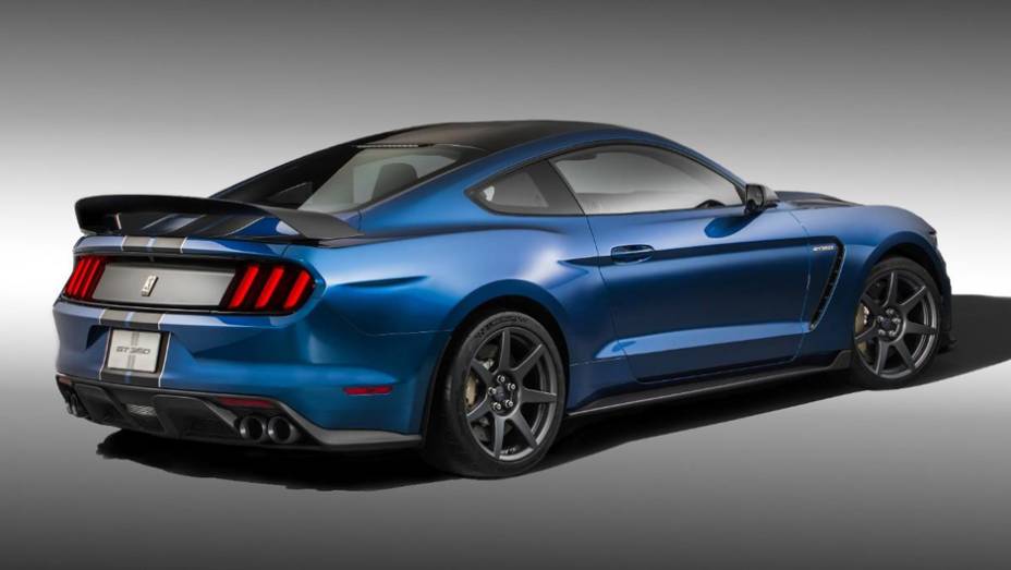 Modelo vem com agressivo pacote aerodinâmico | <a href="https://preprod.quatrorodas.abril.com.br/noticias/saloes/detroit-2015/mustang-shelby-gt350r-lancado-pela-ford-824780.shtml" rel="migration">Leia mais</a>