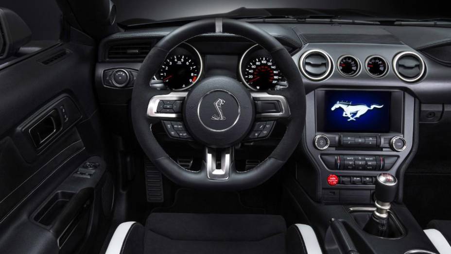 No interior mantém o conforto para dois ocupantes e só, já que... | <a href="https://preprod.quatrorodas.abril.com.br/noticias/saloes/detroit-2015/mustang-shelby-gt350r-lancado-pela-ford-824780.shtml" rel="migration">Leia mais</a>