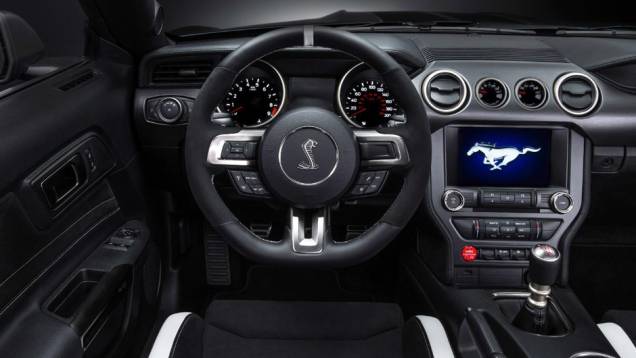 No interior mantém o conforto para dois ocupantes e só, já que... | <a href="https://preprod.quatrorodas.abril.com.br/noticias/saloes/detroit-2015/mustang-shelby-gt350r-lancado-pela-ford-824780.shtml" rel="migration">Leia mais</a> No interior mantém o conforto para dois ocupantes e só, já que... | <a href="https://preprod.quatrorodas.abril.com.br/noticias/saloes/detroit-2015/mustang-shelby-gt350r-lancado-pela-ford-824780.shtml" rel="migration">Leia mais</a>