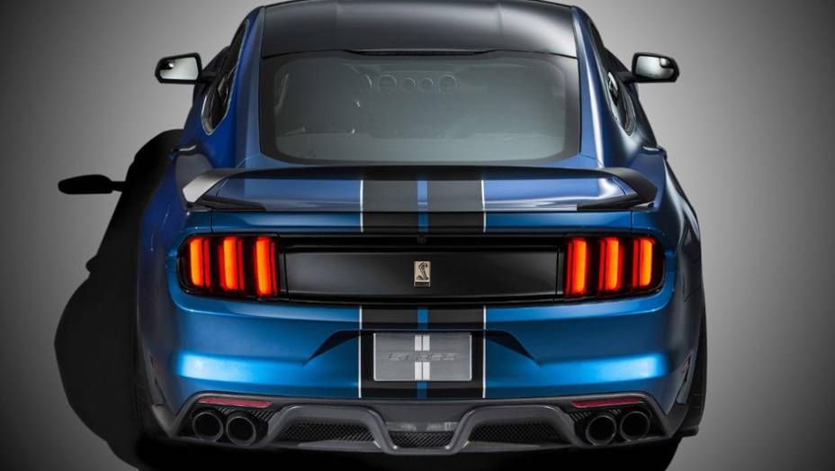 Faixas de corrida ajudam no ar agressivo e esportivo do modelo | <a href="https://preprod.quatrorodas.abril.com.br/noticias/saloes/detroit-2015/mustang-shelby-gt350r-lancado-pela-ford-824780.shtml" rel="migration">Leia mais</a>