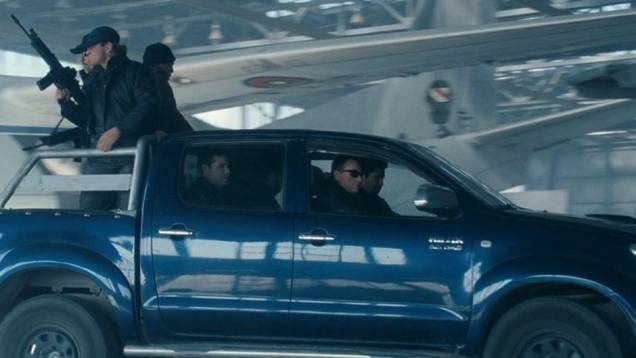 Jean-Claude van Damme é o vilão em Os Mercenários 2. Ele utiliza uma Toyota Hilux para fazer suas maldades. Jean-Claude van Damme é o vilão em Os Mercenários 2. Ele utiliza uma Toyota Hilux para fazer suas maldades.