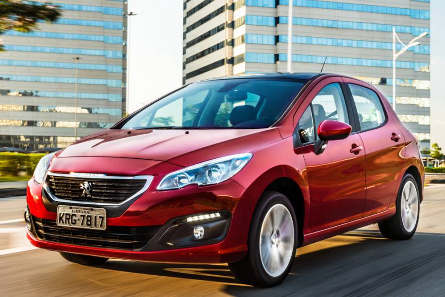 <strong>Peugeot 308/408</strong> – Tanto <a href="https://preprod.quatrorodas.abril.com.br/materia/nova-geracao-peugeot-atualiza-visual-308-916560" rel="o hatch" target="_blank">o hatch</a>, quanto o sedã, adotaram o visual exclusivo para o Mercosul enquanto suas respectivas novas gerações não chegam por aqui. O câmbio manual de seis marchas é novo.