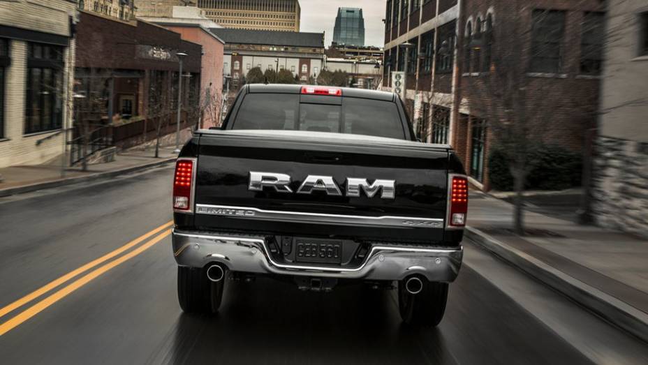 Inscrição "Ram" surge em letras garrafais na caçamba | <a href="https://preprod.quatrorodas.abril.com.br/noticias/fabricantes/ram-divulga-picape-laramie-limited-edition-835720.shtml" rel="migration">Leia mais</a>
