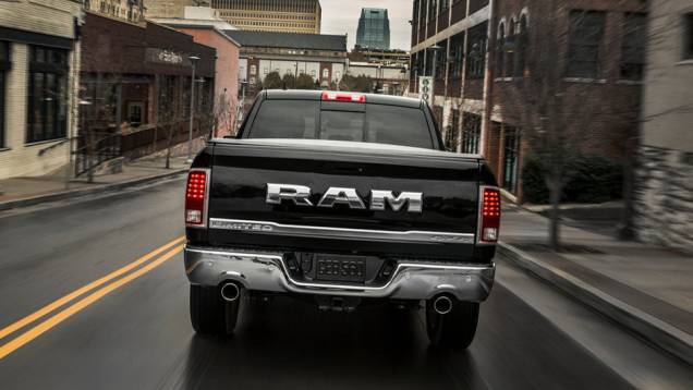 Inscrição "Ram" surge em letras garrafais na caçamba | <a href="https://preprod.quatrorodas.abril.com.br/noticias/fabricantes/ram-divulga-picape-laramie-limited-edition-835720.shtml" rel="migration">Leia mais</a> Inscrição "Ram" surge em letras garrafais na caçamba | <a href="https://preprod.quatrorodas.abril.com.br/noticias/fabricantes/ram-divulga-picape-laramie-limited-edition-835720.shtml" rel="migration">Leia mais</a>