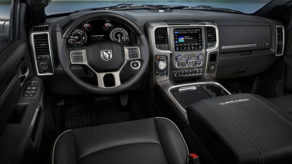 Interior conta com bancos em couro na cor preta. Cromado também marca presença no console, revestido na cor grafite | <a href="https://preprod.quatrorodas.abril.com.br/noticias/fabricantes/ram-divulga-picape-laramie-limited-edition-835720.shtml" rel="migration">Leia mais</a>