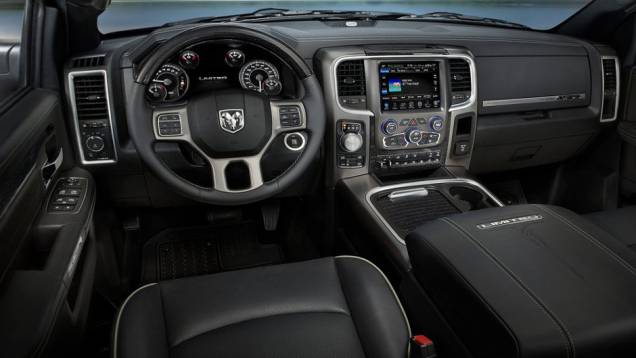 Interior conta com bancos em couro na cor preta. Cromado também marca presença no console, revestido na cor grafite | <a href="https://preprod.quatrorodas.abril.com.br/noticias/fabricantes/ram-divulga-picape-laramie-limited-edition-835720.shtml" rel="migration">Leia mais</a> Interior conta com bancos em couro na cor preta. Cromado também marca presença no console, revestido na cor grafite | <a href="https://preprod.quatrorodas.abril.com.br/noticias/fabricantes/ram-divulga-picape-laramie-limited-edition-835720.shtml" rel="migration">Leia mais</a>