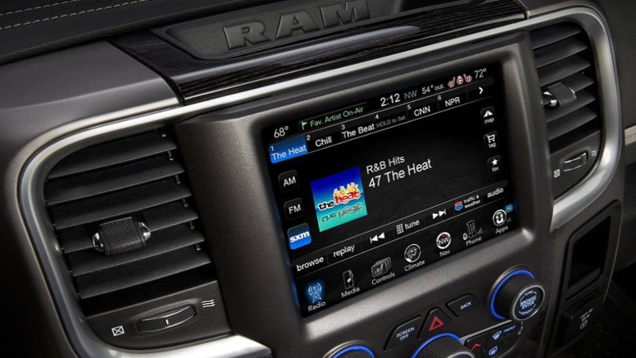 Picape também apresenta monitor touchscreen com sistema multimídia | <a href="https://preprod.quatrorodas.abril.com.br/noticias/fabricantes/ram-divulga-picape-laramie-limited-edition-835720.shtml" rel="migration">Leia mais</a>