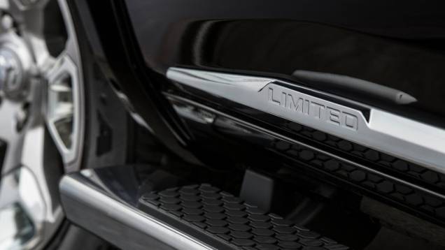 Soleiras cromadas reforçam o caráter da edição exclusiva | <a href="https://preprod.quatrorodas.abril.com.br/noticias/fabricantes/ram-divulga-picape-laramie-limited-edition-835720.shtml" rel="migration">Leia mais</a> Soleiras cromadas reforçam o caráter da edição exclusiva | <a href="https://preprod.quatrorodas.abril.com.br/noticias/fabricantes/ram-divulga-picape-laramie-limited-edition-835720.shtml" rel="migration">Leia mais</a>