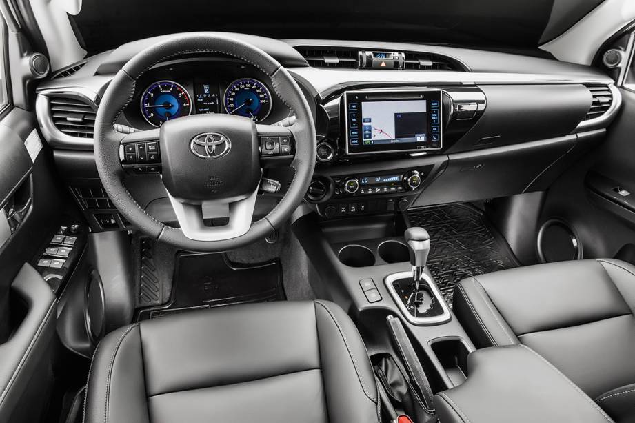 A tela multimídia de 7 polegadas parece sair do painel A tela multimídia de 7 polegadas parece sair do painel