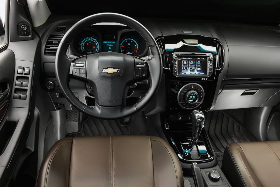 Interior tem couro marrom e transmite robustez Interior tem couro marrom e transmite robustez