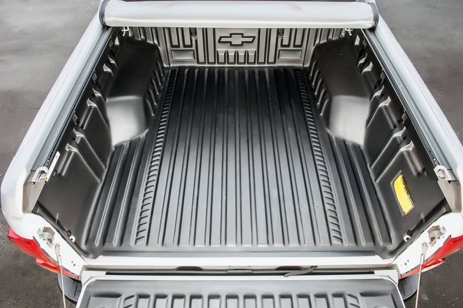Capacidade de carga é igual à da Hilux, e o protetor de caçamba também é opcional Capacidade de carga é igual à da Hilux, e o protetor de caçamba também é opcional