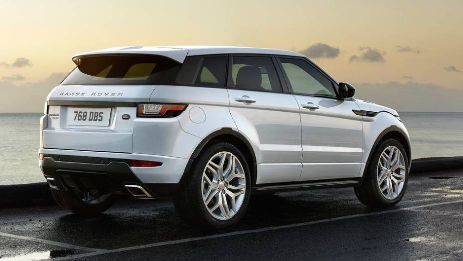 Modelo deve aderir tamb&eacute;m &agrave; nova fam&iacute;lia de motores Ingenium desenvolvida pelo grupo Jaguar Land Rover | <a href="https://preprod.quatrorodas.abril.com.br/noticias/saloes/genebra-2015/evoque-reestilizado-estreia-genebra-839480.shtml" rel="migration">Leia mais</a>