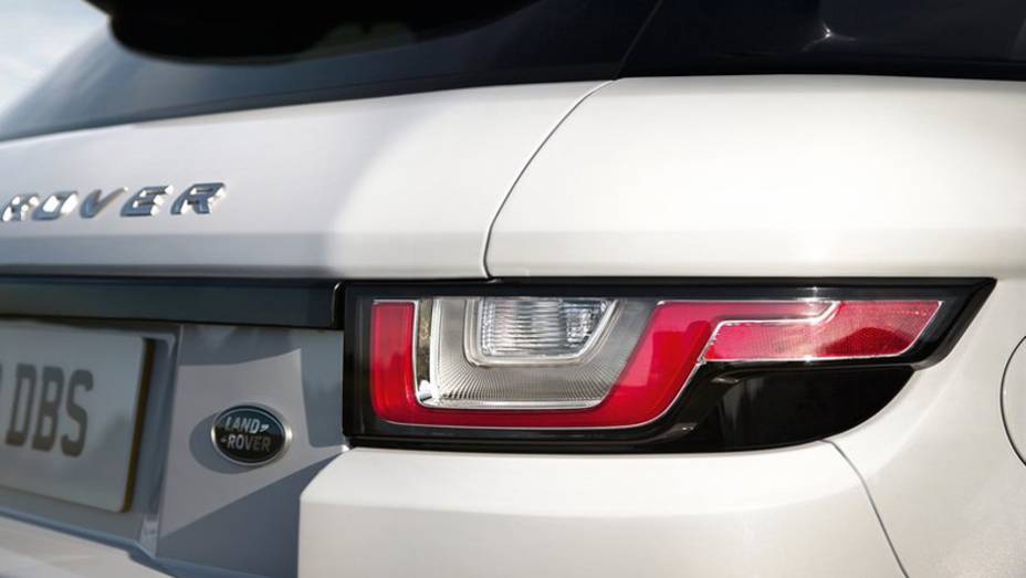 Dentre os itens de série, destaque para a abertura do porta-malas por meio de um movimento com os pés abaixo do veículo | <a href="https://preprod.quatrorodas.abril.com.br/noticias/saloes/genebra-2015/evoque-reestilizado-estreia-genebra-839480.shtml" rel="migration">Leia mais</a> Dentre os itens de série, destaque para a abertura do porta-malas por meio de um movimento com os pés abaixo do veículo | <a href="https://preprod.quatrorodas.abril.com.br/noticias/saloes/genebra-2015/evoque-reestilizado-estreia-genebra-839480.shtml" rel="migration">Leia mais</a>