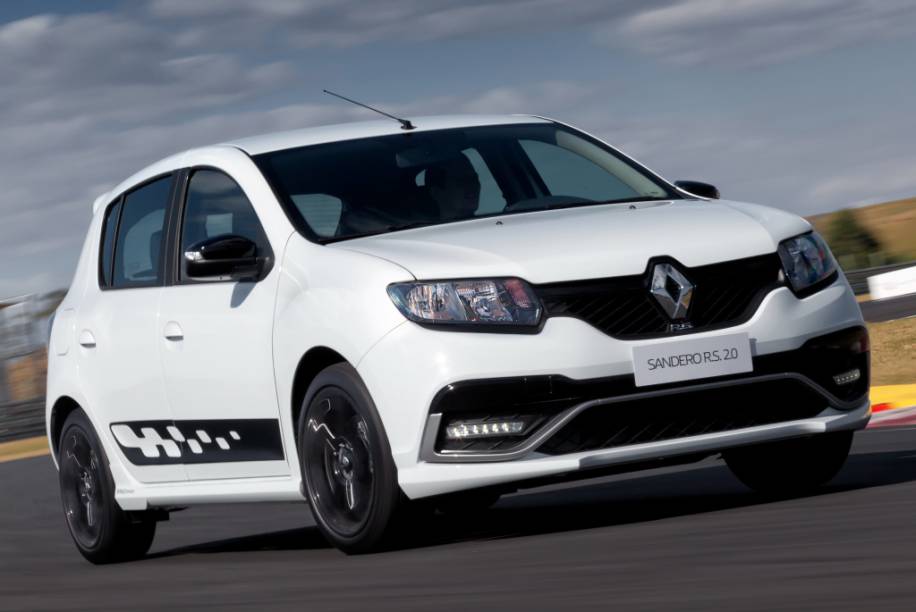 <strong>Renault Sandero R.S.</strong> – Produzido no Brasil, o Sandero R.S. é o primeiro R.S. produzido fora da França. Com motor 2.0 de 150 cv e câmbio manual de seis marchas, <a href="https://preprod.quatrorodas.abril.com.br/materia/impressoes-ao-dirigir-sandero-r-s-903040" rel="o hatch conquistou credenciais de um esportivo" target="_blank">o hatch tem credenciais de um </a>hot hatch.