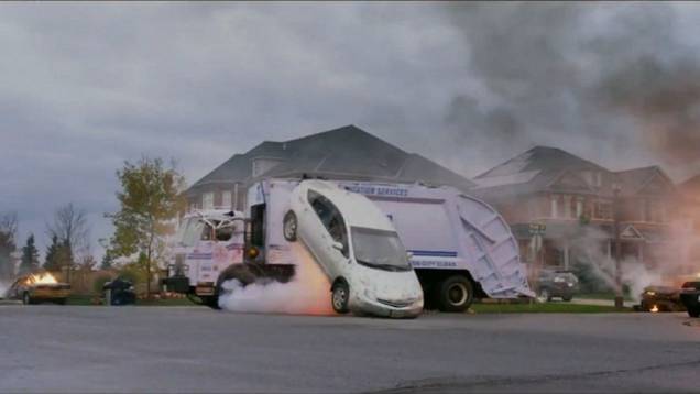 Essa é para os zumbis de plantão: esse Toyota Prius foi pelos ares em Resident Evil: Retribution. Essa é para os zumbis de plantão: esse Toyota Prius foi pelos ares em Resident Evil: Retribution.