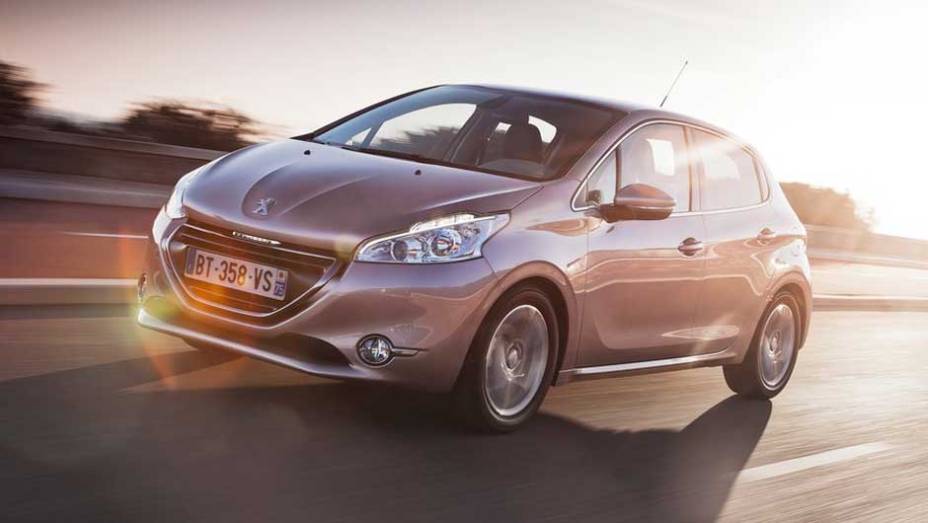 Peugeot 208: renovado, chega ao país com a missão de repetir o sucesso do 206 | <a href="https://preprod.quatrorodas.abril.com.br/salao-do-automovel/2012/carros/peugeot-208-703902.shtml" target="_blank" rel="migration">Leia mais</a>