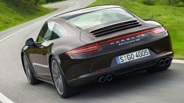 Porsche 911 Carrera 4S: equipado com um motor 3.8 boxer, ele tem 405 cv e vai de 0 a 100 km/h em 4,1 segundos | <a href="https://preprod.quatrorodas.abril.com.br/salao-do-automovel/2012/carros/911-carrera-4-4s-704309.shtml" target="_blank" rel="migration">Leia mais</a> Porsche 911 Carrera 4S: equipado com um motor 3.8 boxer, ele tem 405 cv e vai de 0 a 100 km/h em 4,1 segundos | <a href="https://preprod.quatrorodas.abril.com.br/salao-do-automovel/2012/carros/911-carrera-4-4s-704309.shtml" target="_blank" rel="migration">Leia mais</a>