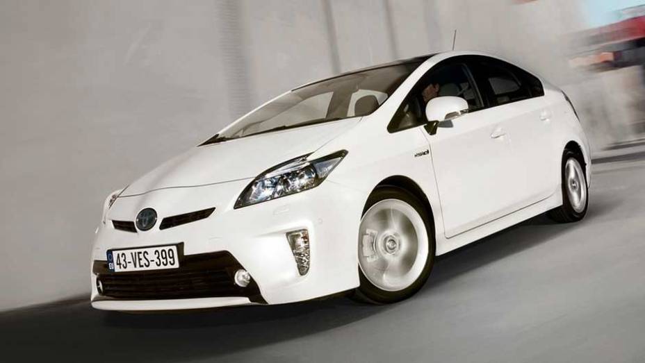 Toyota Prius: movido por um motor a gasolina com 98 cv e outro elétrico com 40 cv, ele transformou a marca em sinônimo de sustentabilidade | <a href="https://preprod.quatrorodas.abril.com.br/salao-do-automovel/2012/carros/prius-703953.shtml" target="_blank" rel="migration">Leia m</a>
