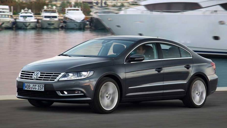 Volkswagen CC: lançado em 2008, passa por sua primeira reestilização para ficar com a cara do resto da família | <a href="https://preprod.quatrorodas.abril.com.br/salao-do-automovel/2012/carros/cc-703952.shtml" target="_blank" rel="migration">Leia mais</a>
