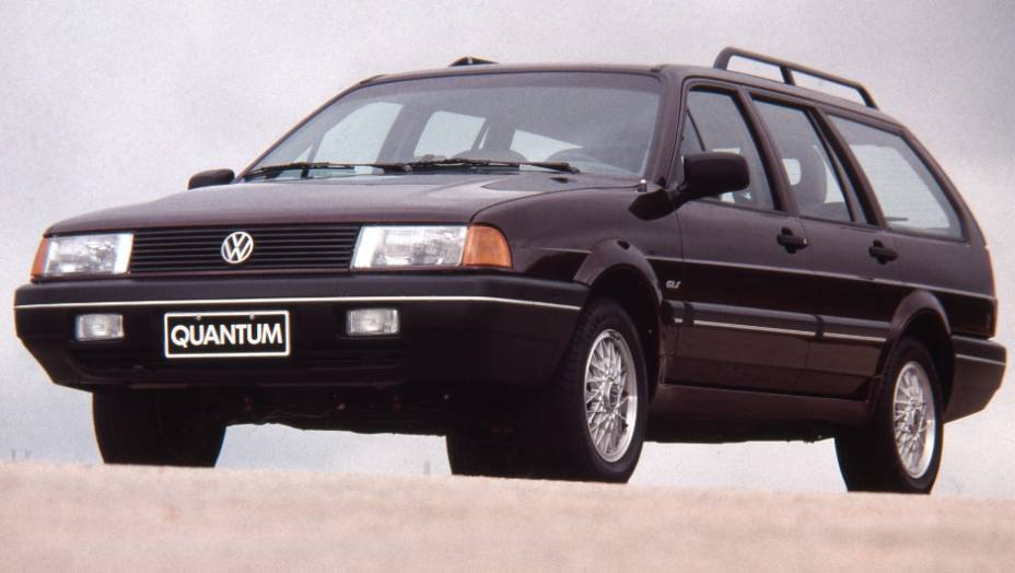 1992 - A nova Quantum, assim como o sed&atilde;, ganhou frente em cunha e c&acirc;mbio retrabalhado, mas manteve as mesmas portas. A dire&ccedil;&atilde;o hidr&aacute;ulica era de s&eacute;rie, o ar condicionado opcional