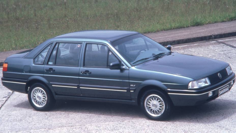 1993 - O Santana evoluiu para enfrentar o novo Chevrolet Omega. A parte inferior dos parachoques e os retrovisores passaram a vir pintados na cor do carro nas versões superiores