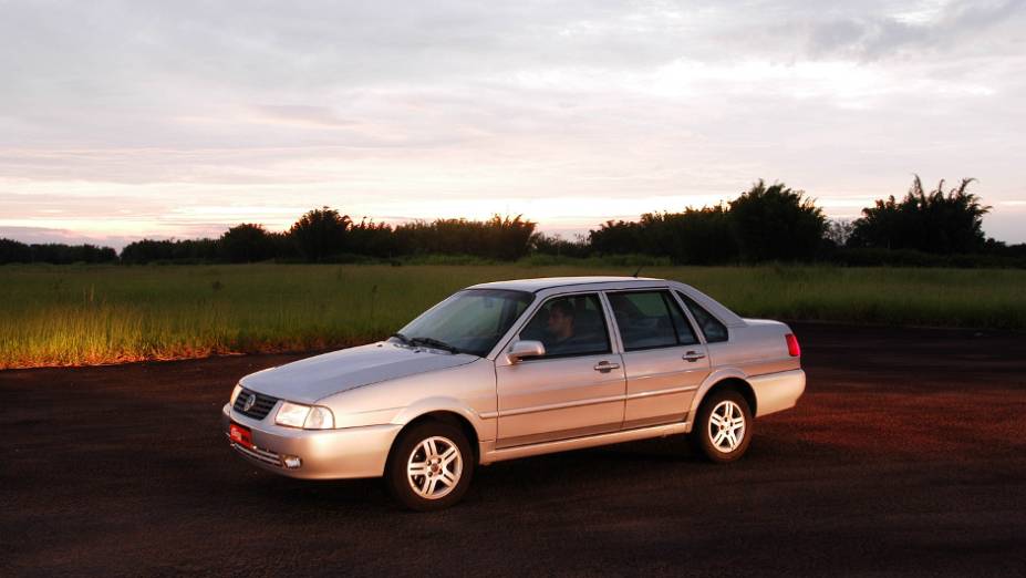 1999 - Desde 1995 o Passat alemão, sucessor do Santana, era importado como o sedã de luxo da marca. Apostando no custoXbenefício, a VW atualizou o Santana pela última vez