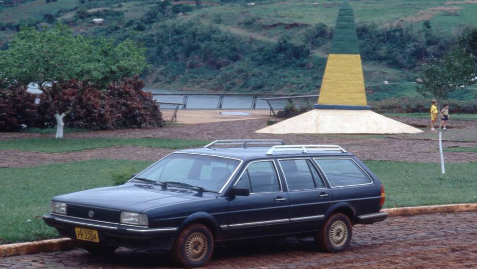 1985 - Segunda perua nacional de cinco portas, atr&aacute;s da Simca Jangada, surge a Quantum, com capacidade de at&eacute; 795 litros para bagagem e tampa interna de porta-malas sanfonada