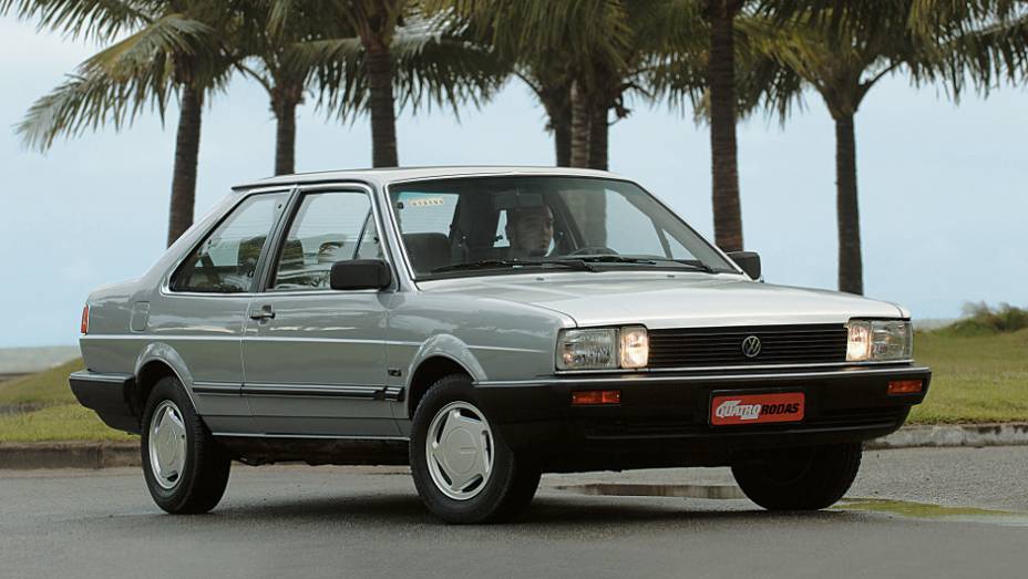 1987 - Os parachoques passaram a ser envolventes desde a base. A vers&atilde;o GLS tinha piscas no parachoque e far&oacute;is de neblina junto &agrave; grade. O motor rendia 96 cv