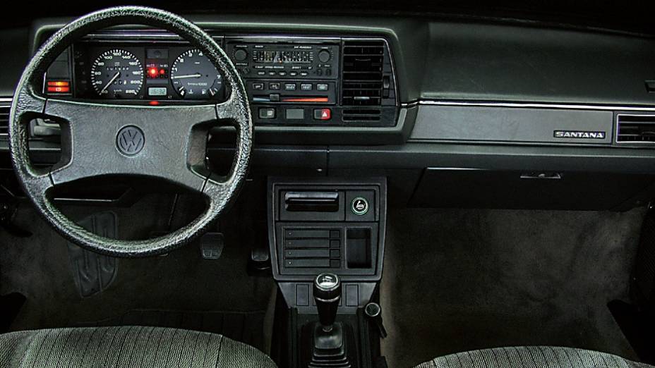 1988 - O painel foi mantido, com novo volante. Ar condicionado, dire&ccedil;&atilde;o hidr&aacute;ulica e c&acirc;mbio autom&aacute;tico implicavam num acr&eacute;scimo de 15% no valor do carro na vers&atilde;o GLS