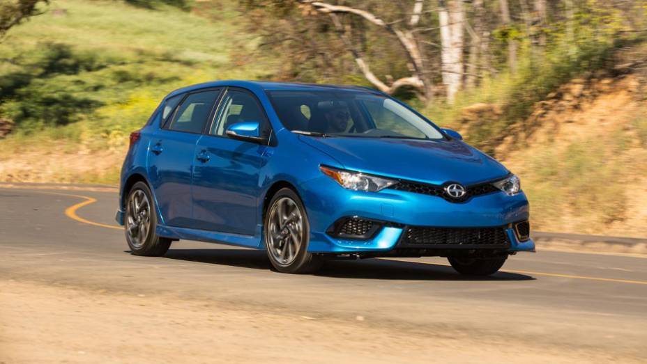 Versão rebatizada do Toyota Auris, hatch conta com motor 1.8 de quatro cilindros, com 137 cv | <a href="https://preprod.quatrorodas.abril.com.br/noticias/saloes/new-york-2015/scion-revela-im-versao-toyota-auris-eua-852403.shtml" rel="migration">Leia mais</a>