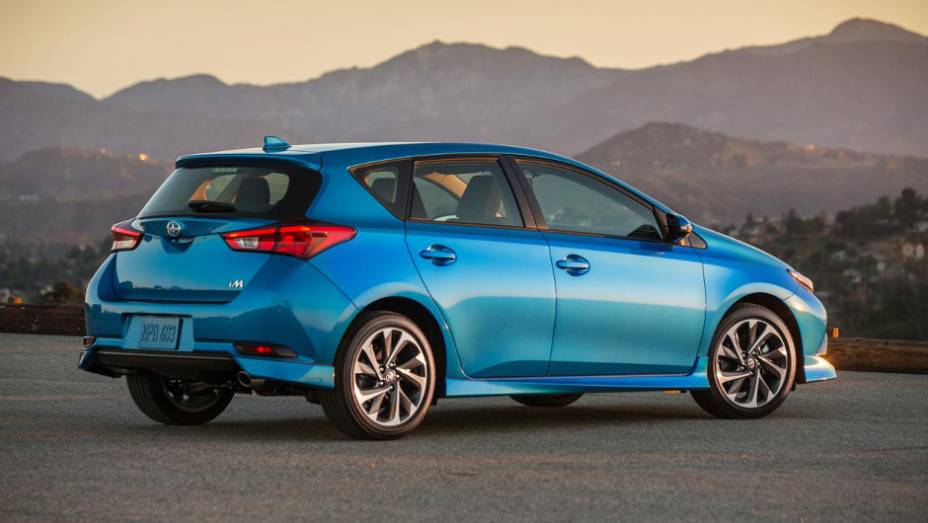 Transmissão é manual de seis velocidades ou CVTI de sete marchas como opcional | <a href="https://preprod.quatrorodas.abril.com.br/noticias/saloes/new-york-2015/scion-revela-im-versao-toyota-auris-eua-852403.shtml" rel="migration">Leia mais</a>