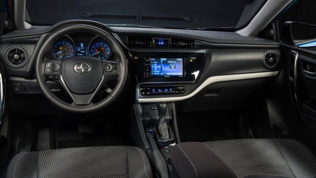 Modelo conta com oito airbags, incluindo proteção para os joelhos do motorista | <a href="https://preprod.quatrorodas.abril.com.br/noticias/saloes/new-york-2015/scion-revela-im-versao-toyota-auris-eua-852403.shtml" rel="migration">Leia mais</a> Modelo conta com oito airbags, incluindo proteção para os joelhos do motorista | <a href="https://preprod.quatrorodas.abril.com.br/noticias/saloes/new-york-2015/scion-revela-im-versao-toyota-auris-eua-852403.shtml" rel="migration">Leia mais</a>