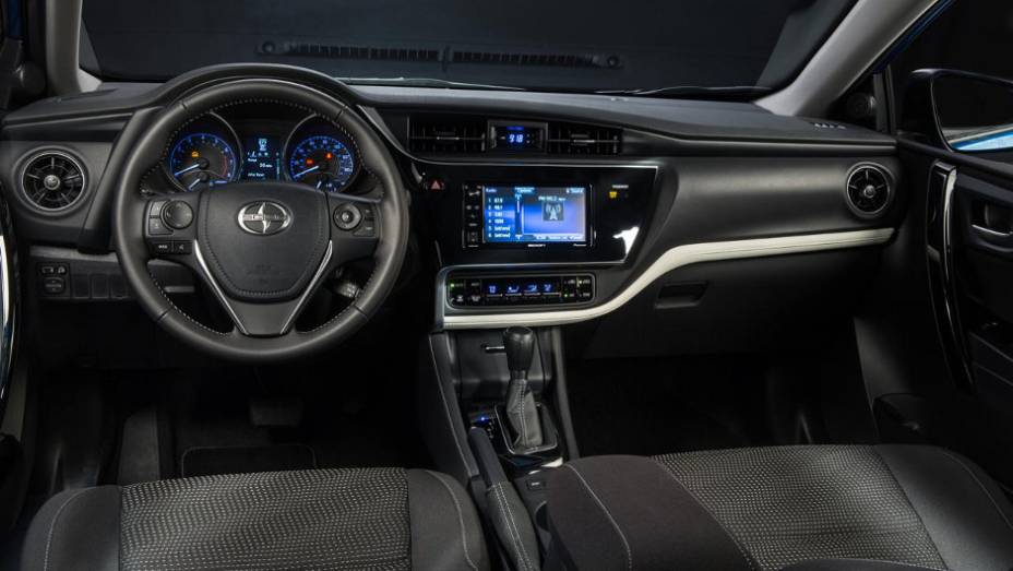Modelo conta com oito airbags, incluindo prote&ccedil;&atilde;o para os joelhos do motorista | <a href="https://preprod.quatrorodas.abril.com.br/noticias/saloes/new-york-2015/scion-revela-im-versao-toyota-auris-eua-852403.shtml" rel="migration">Leia mais</a>