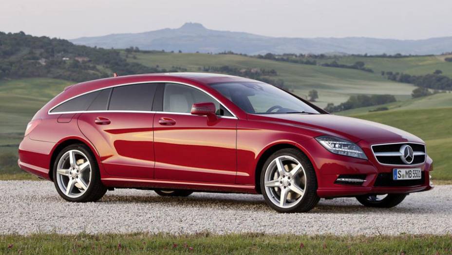 O estilo arrojado do cupê de quatro portas foi mantido na perua | <a href="https://preprod.quatrorodas.abril.com.br/saloes/paris/2012/mercedes-benz-cls-shooting-brake-702440.shtml" rel="migration">Leia mais</a>