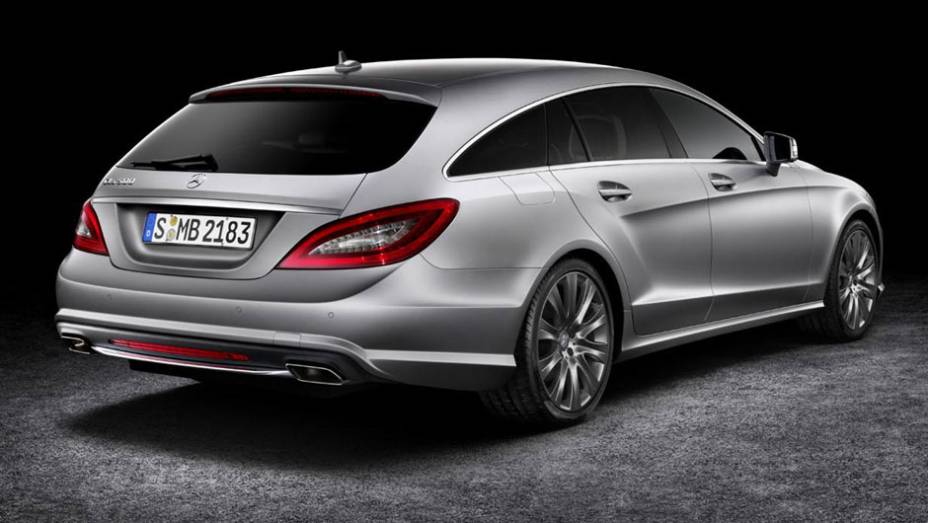 A traseira tem uma suave queda em direção às lanternas, que são iguais às do CLS sedã | <a href="https://preprod.quatrorodas.abril.com.br/saloes/paris/2012/mercedes-benz-cls-shooting-brake-702440.shtml" rel="migration">Leia mais</a>