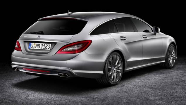A traseira tem uma suave queda em direção às lanternas, que são iguais às do CLS sedã | <a href="https://preprod.quatrorodas.abril.com.br/saloes/paris/2012/mercedes-benz-cls-shooting-brake-702440.shtml" rel="migration">Leia mais</a> A traseira tem uma suave queda em direção às lanternas, que são iguais às do CLS sedã | <a href="https://preprod.quatrorodas.abril.com.br/saloes/paris/2012/mercedes-benz-cls-shooting-brake-702440.shtml" rel="migration">Leia mais</a>