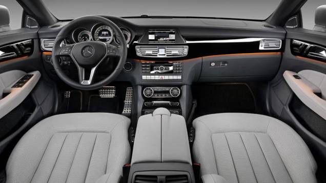 O interior preserva o (ótimo) padrão de acabamento típico da Mercedes-Benz | <a href="https://preprod.quatrorodas.abril.com.br/saloes/paris/2012/mercedes-benz-cls-shooting-brake-702440.shtml" rel="migration">Leia mais</a> O interior preserva o (ótimo) padrão de acabamento típico da Mercedes-Benz | <a href="https://preprod.quatrorodas.abril.com.br/saloes/paris/2012/mercedes-benz-cls-shooting-brake-702440.shtml" rel="migration">Leia mais</a>